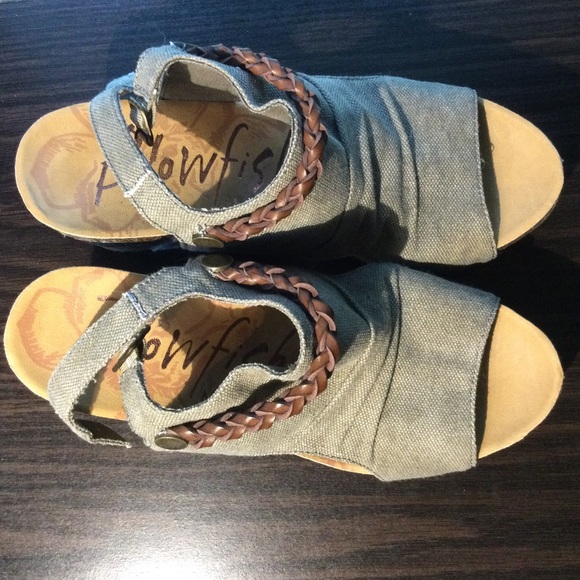 Taupe/brown wedges! Size 7.5 lightweight and extremely comfortable. Blowfish - Picture 4 of 4